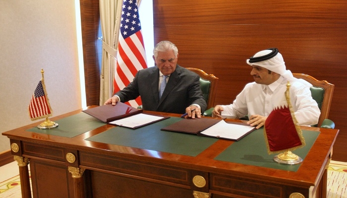 Qatar's foreign minister Sheikh Mohammed bin Abdulrahman al-Thani (R) and U.S. Secretary of State Rex Tillerson sign a memorandum of understanding in Doha, Qatar, July 11, 2017. REUTERS/Naseem Zeitoon