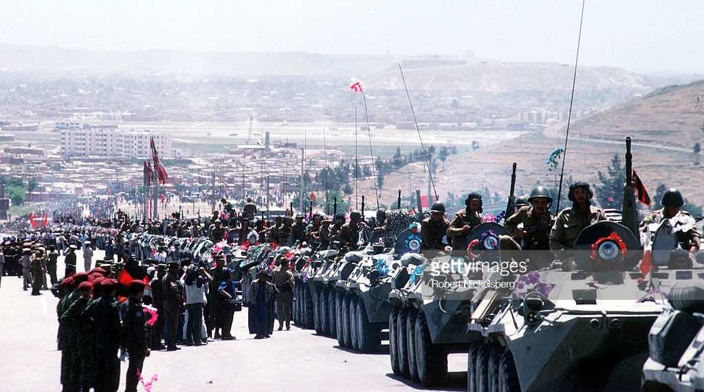 د ۱۹۸۸ز کال د مئ میاشتې ۱۵مه - شوروي پوځیان له کابله د وتلو په حال کې -