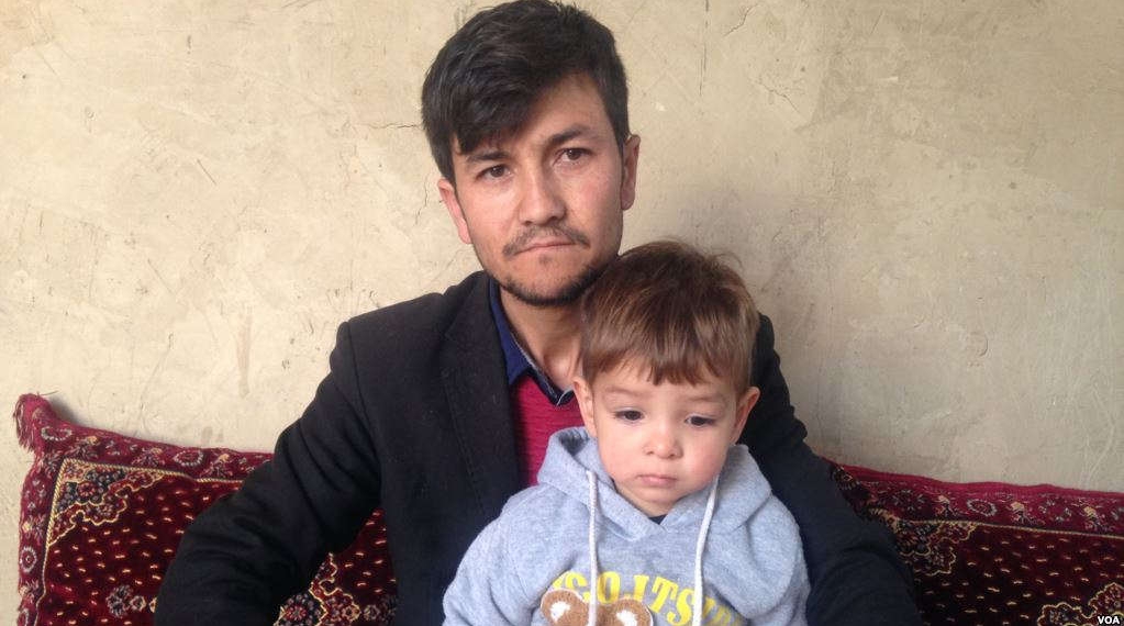 د ډونالډ ټرمپ پر کارنامو مین افغان. اسدالله پویا او د هغه ماشوم زوی ډونالډ ټرمپ/ VOA