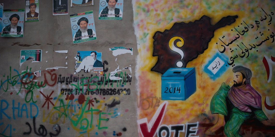 په ۲۰۱۴ز کال کې د انتخاباتو پر مهال په کندهار کې پر یوه دېوال کښل شوی انځور چې خلک رايي اچولو ته وربولي. / AP