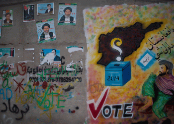 په ۲۰۱۴ز کال کې د انتخاباتو پر مهال په کندهار کې پر یوه دېوال کښل شوی انځور چې خلک رايي اچولو ته وربولي. / AP