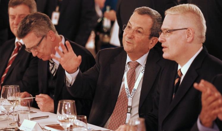 د اسراییلو پخوانی لومړی وزیر، ایهود باراک (له ښي لوري دویم کس) چې په بهر کې زیاتې غونډې ترسره کوي - الجزیره