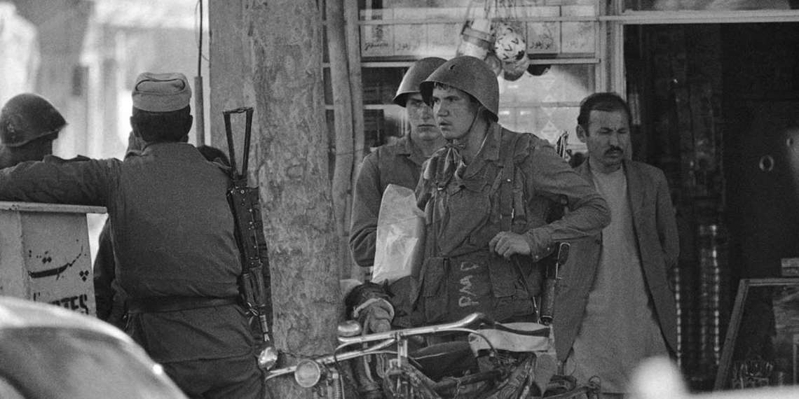 روسي عسکر د کابل ښار په یوه بازار کې - ۲۴ اپرېل، ۱۹۸۸ / انځور: نړیوالې رسنۍ