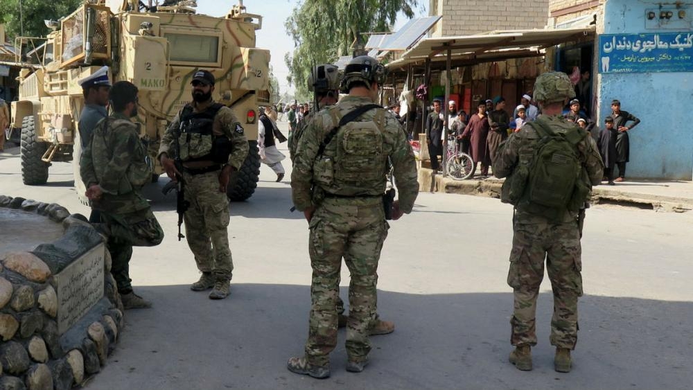 د مئ په ۱۹مه نېټه، فراه ولایت ته امریکايي ځانګړي ځواکونه د سفر پر مهال په یوه بازار کې ولاړ دي / انځور: REUTERS/JAMES MACKENZIE