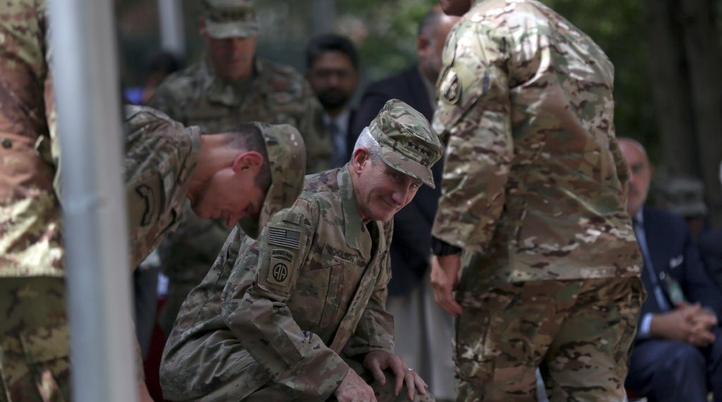 جنرال جان نیکولسن خپل ځایناستي جنرال آسټین سکاټ میلر ته د دندې سپارلو په مراسمو کې - د سپټمبر ۲مه، ۲۰۱۸ / د وږي ۱۱مه، ۱۳۹۷ - انځور: Massoud Hossaini/Associated Press
