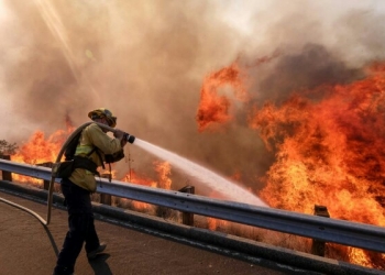 کلیفورنیا آیالت کې لګیدلی اور