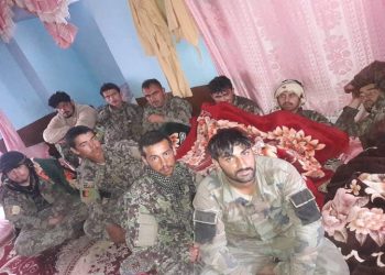 په بيګانۍ حمله کې د طالبانو له خوا نيول شوي عسکر چې طالب وياند يې په خپل ټويټر انځورونه خپاره کړي