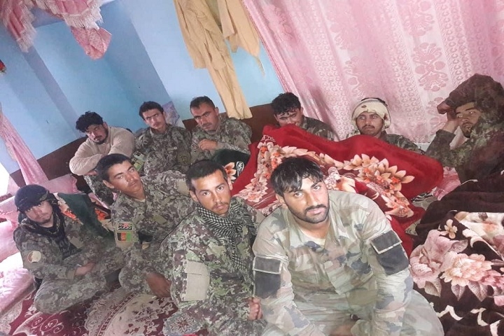 په بيګانۍ حمله کې د طالبانو له خوا نيول شوي عسکر چې طالب وياند يې په خپل ټويټر انځورونه خپاره کړي