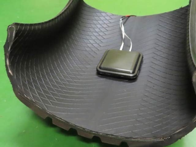 د ټایر په دننه برخه کې یو کوچني اله ښکاري چې بجلي جوړوي ( عکس: سومیتومو ټایر کمپنۍ)