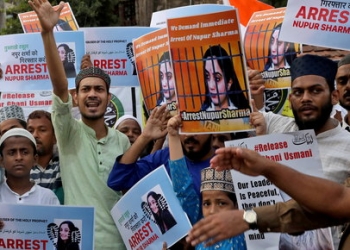 People shout slogans as they hold placards during a protest demanding the arrest of Bharatiya Janata Party (BJP) member Nupur Sharma for her blasphemous comments on Prophet Mohammed, in Kolkata, India, June 7, 2022. REUTERS/Rupak De Chowdhuri