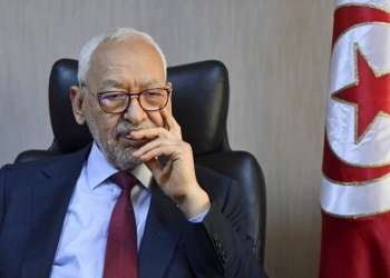 Parliament speaker Rached Ghannouchi, head of the Islamist-inspired Ennahdha party, looks on during an interview with AFP at his office in Tunis on March 31, 2022. The speaker of Tunisia's parliament rejected President Kais Saied's dissolution of the assembly the previous day. (Photo by FETHI BELAID / AFP)
